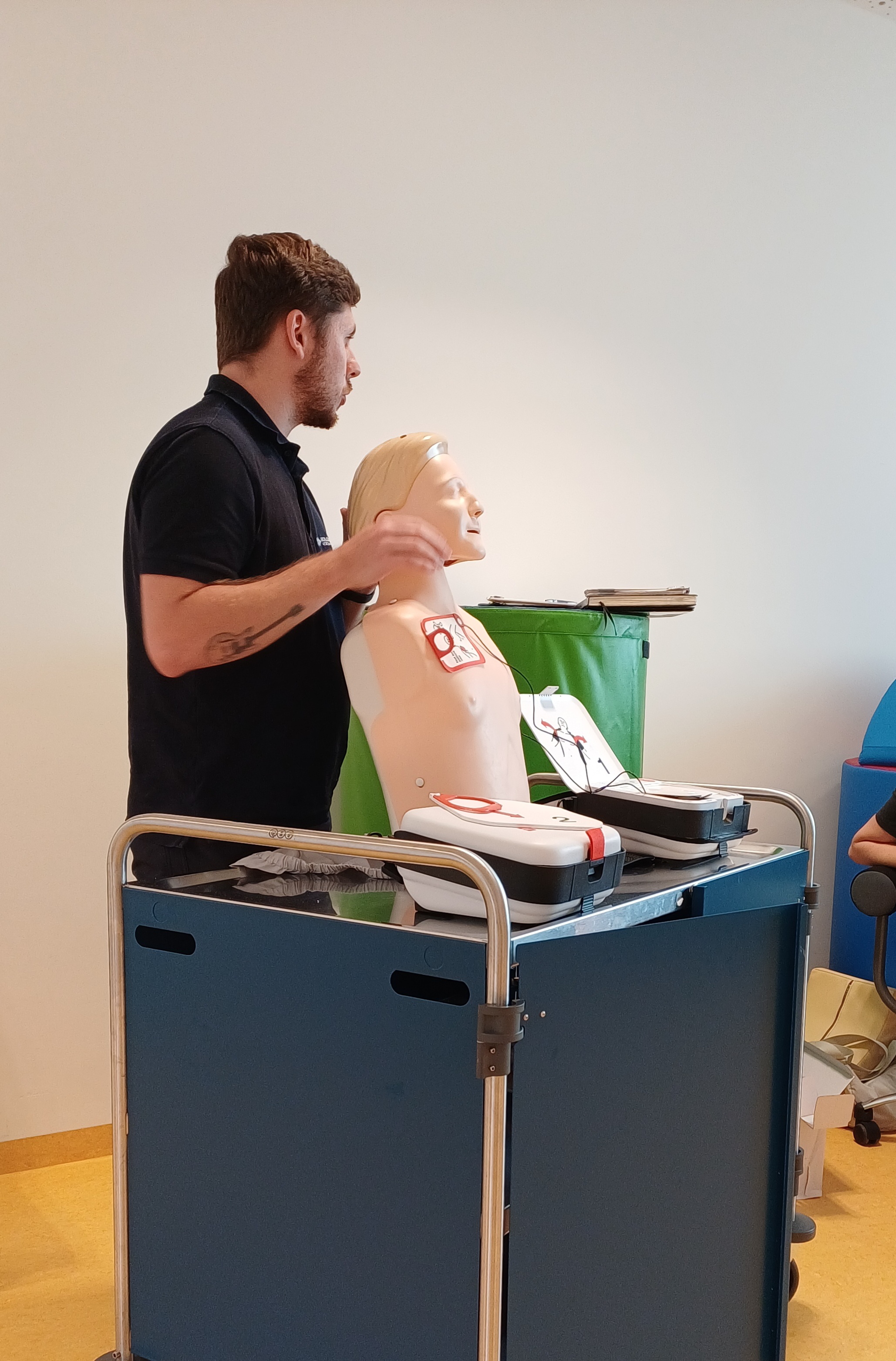 Sicherheit geht vor: Defibrillator-Schulung für unser Team