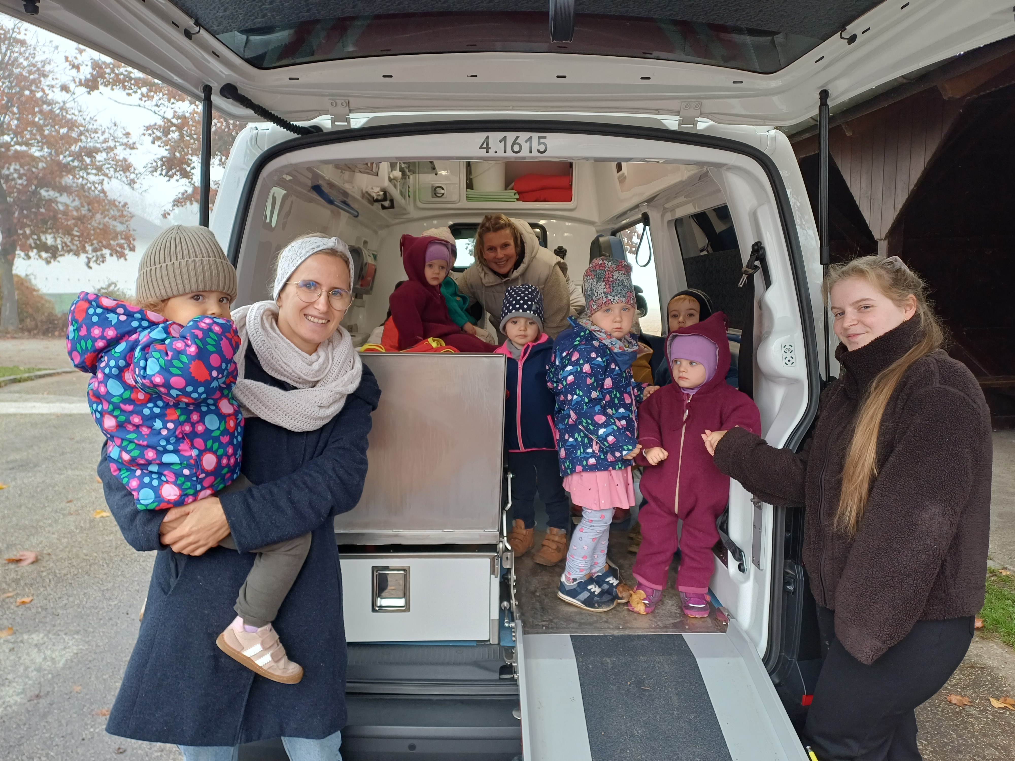Blaulichtwoche - Besichtigung eines Rotkreuz-Autos