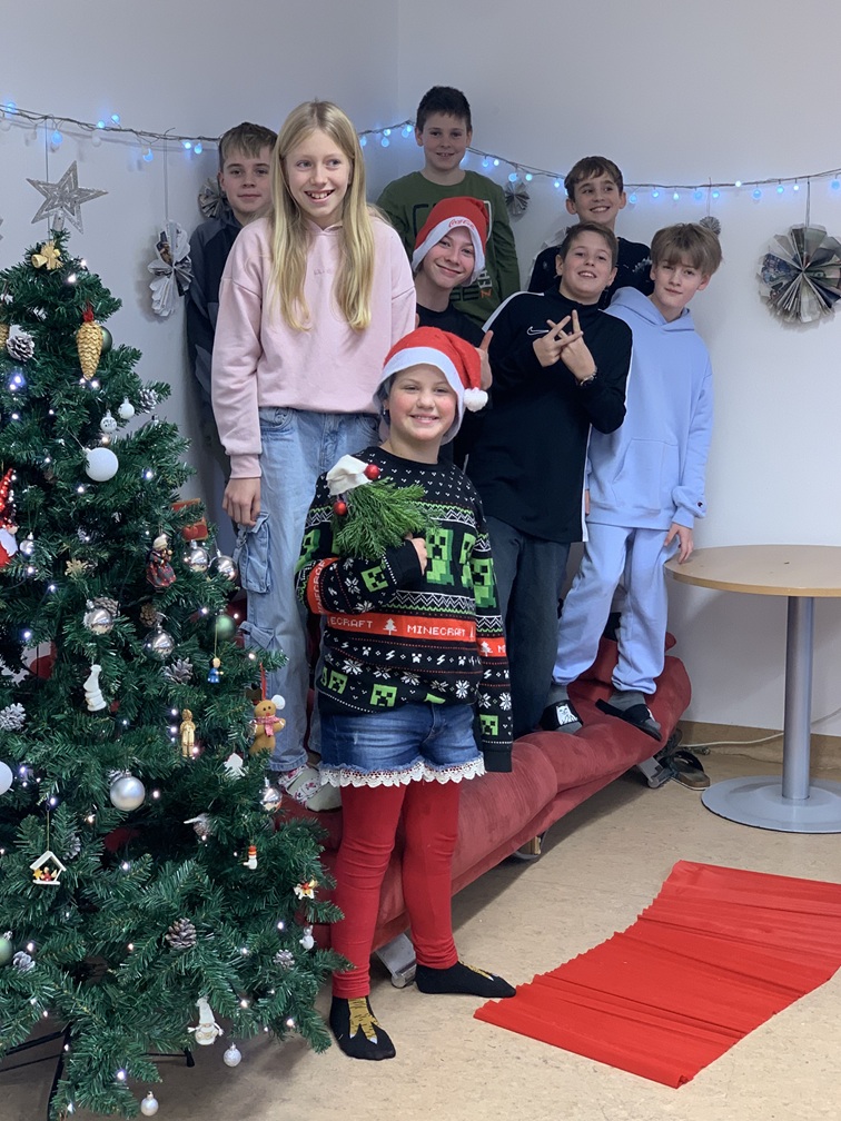 Weihnachtlich gestaltete Klassen in der Mittelschule