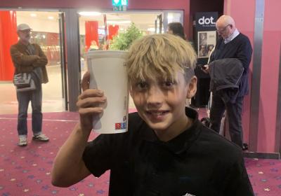 Noah 4b Mit Getrank Im Kino